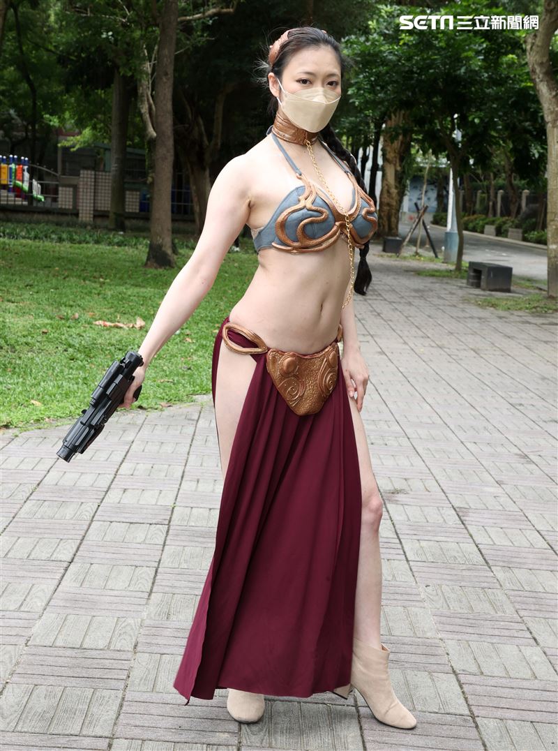 世界星戰日60位星戰鐵粉扮裝一起走上街頭，用「原力」宣導防疫觀念、守護台灣。（記者邱榮吉/攝影）