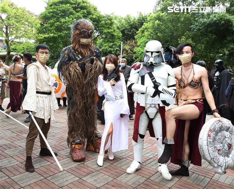 世界星戰日60位星戰鐵粉扮裝一起走上街頭，用「原力」宣導防疫觀念、守護台灣。（記者邱榮吉/攝影）