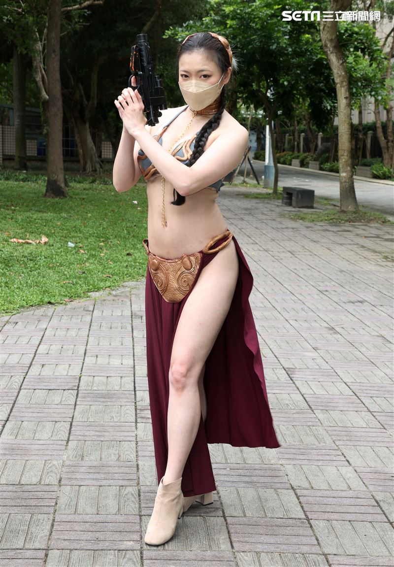 世界星戰日60位星戰鐵粉扮裝一起走上街頭，用「原力」宣導防疫觀念、守護台灣。（記者邱榮吉/攝影）