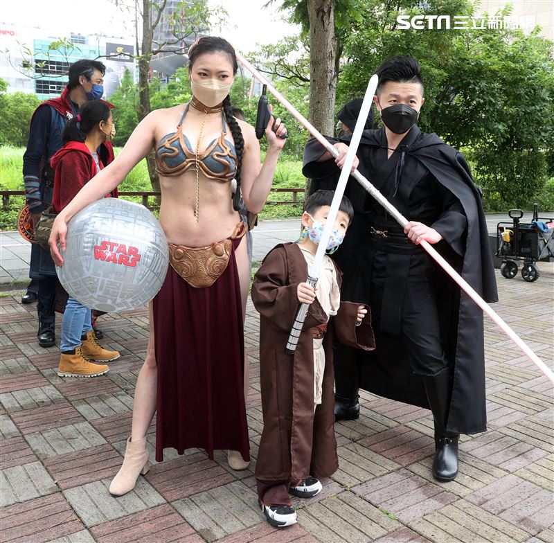 世界星戰日60位星戰鐵粉扮裝一起走上街頭，用「原力」宣導防疫觀念、守護台灣。（記者邱榮吉/攝影）