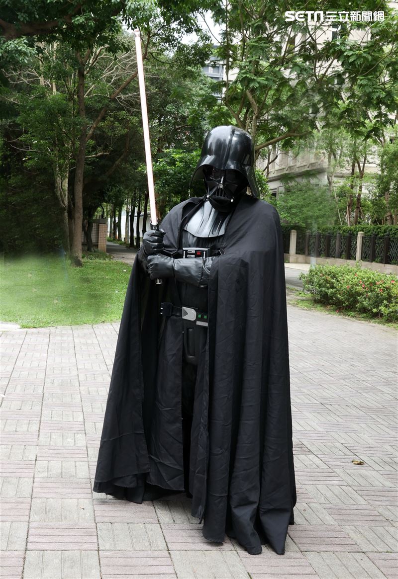 世界星戰日60位星戰鐵粉扮裝一起走上街頭，用「原力」宣導防疫觀念、守護台灣。（記者邱榮吉/攝影）