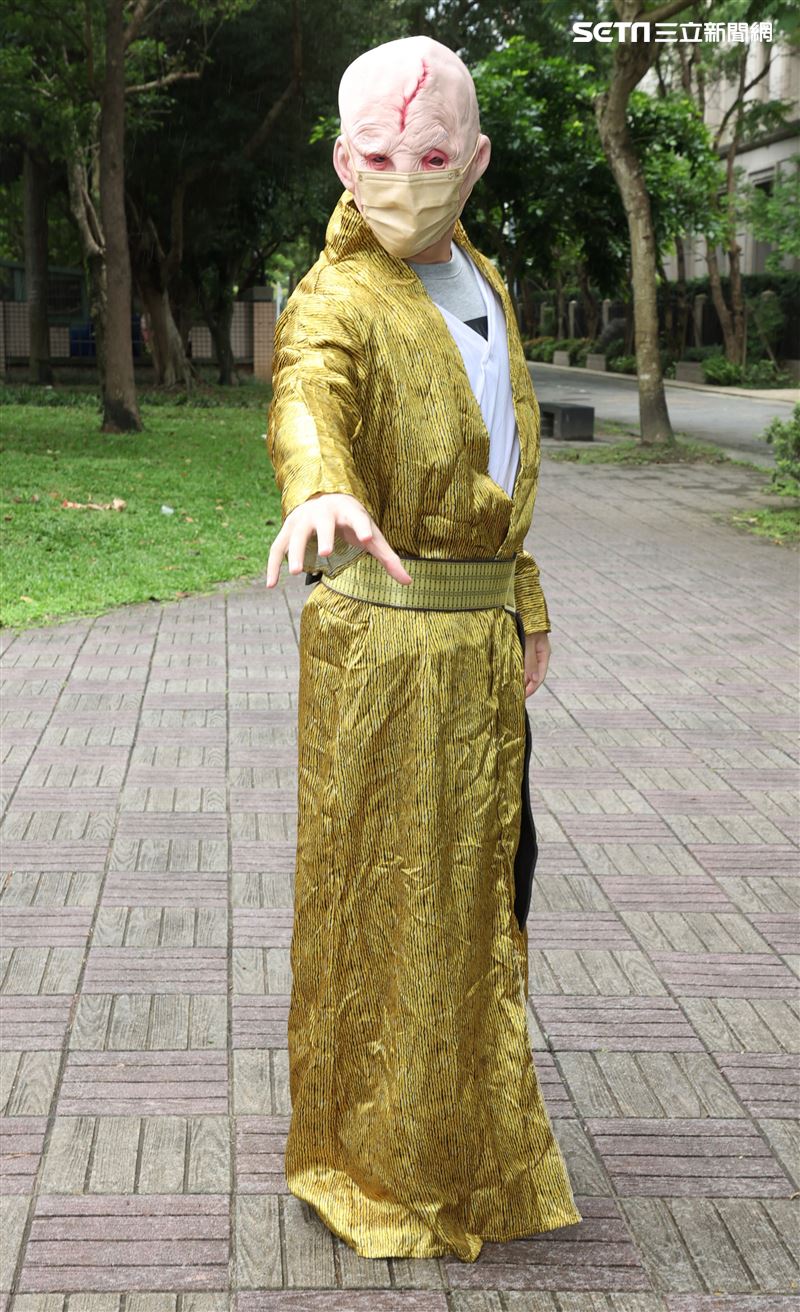 世界星戰日60位星戰鐵粉扮裝一起走上街頭，用「原力」宣導防疫觀念、守護台灣。（記者邱榮吉/攝影）