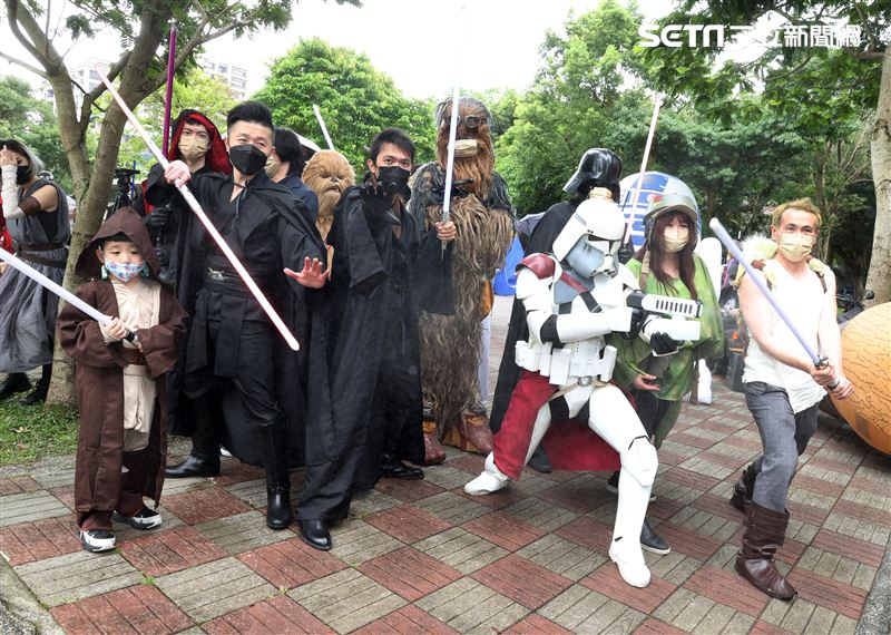 世界星戰日60位星戰鐵粉扮裝一起走上街頭，用「原力」宣導防疫觀念、守護台灣。（記者邱榮吉/攝影）