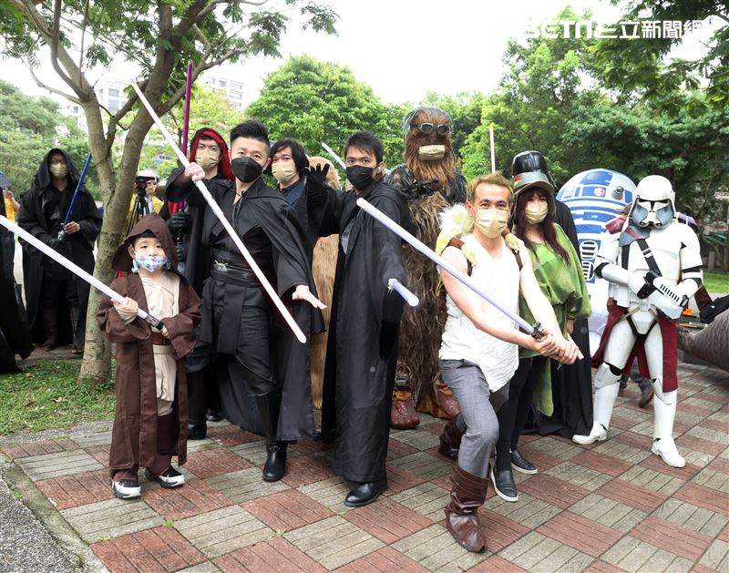 世界星戰日60位星戰鐵粉扮裝一起走上街頭，用「原力」宣導防疫觀念、守護台灣。（記者邱榮吉/攝影）