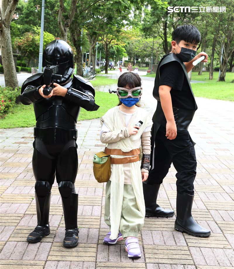 世界星戰日60位星戰鐵粉扮裝一起走上街頭，用「原力」宣導防疫觀念、守護台灣。（記者邱榮吉/攝影）