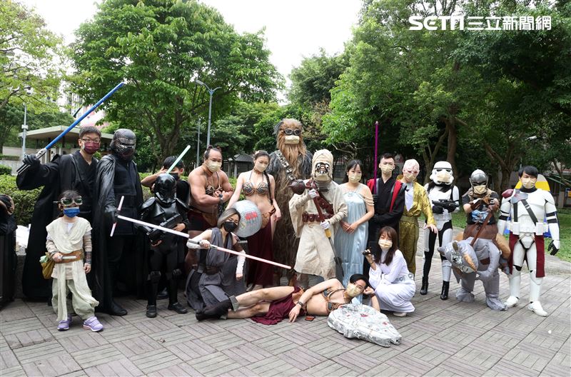世界星戰日60位星戰鐵粉扮裝一起走上街頭，用「原力」宣導防疫觀念、守護台灣。（記者邱榮吉/攝影）