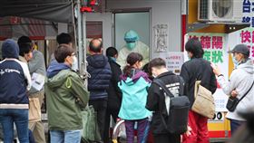 國內單日確診數突破2萬人次（2）中央流行疫情指揮中心3日宣布，新增2萬3102例COVID-19本土病例，創單日新高，雙北桃園基隆及台中皆破千例。台北市南港區一處醫院外篩檢站，聚集大批民眾等候篩檢。中央社記者王騰毅攝  111年5月3日