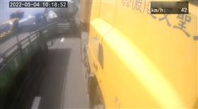 台61線西濱快速道路北上、台中清水路段，6車追撞車禍，1死5傷， 搶救，超車不慎(圖／翻攝畫面)