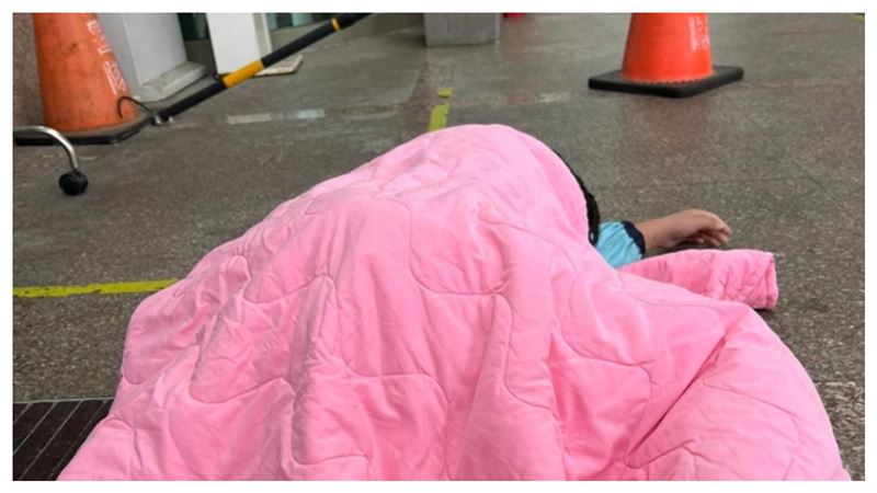 高雄孩高燒39度！急診外躺等6小時