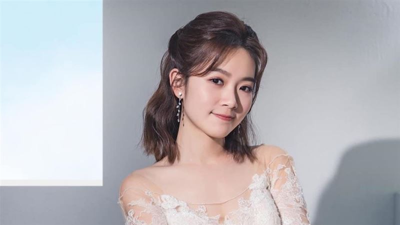 女星蛻變披透視白紗　露性感酥胸美翻