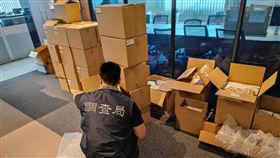 調查局查獲非法家用抗體快篩試劑調查局航業調查處台中調查站日前發現有2家廠商研發需經醫護專業人員抽靜脈血檢測的病毒抗體快篩試劑，業者竟擅自於包裝中加入採血針等未經核准內容物，再交由經銷商透過網路團購，已售出逾23萬劑。經檢調與衛生單位積極回收，截至上月已追回7萬多劑，呼籲民眾切勿使用。（調查局航業調查處提供）中央社記者蘇木春傳真  111年5月4日