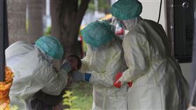 北市聯醫中興院區車來速篩檢（3）國內COVID-19疫情持續延燒，台北市立聯合醫院中興院區車來速篩檢站醫護人員30日上午為幼童進行篩檢。中央社記者吳家昇攝  111年4月30日