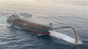 中國船安平港外海盜採海砂海巡、特勤人員26日凌晨在台南安平港外海發現中國籍抽砂船盜採砂石，經優勢警力攻堅，將人船押返高雄興達港調查；盜採海砂則全數回填台灣灘海域。（海巡署提供）中央社記者曾以寧傳真  111年4月28日