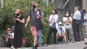 快篩實名制初上路，因應國內疫情升溫，造成民眾排隊瘋狂搶購。（示意圖／資料照）