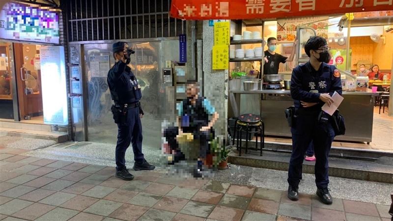 男街頭狂撒4萬鈔票　民眾全看傻眼