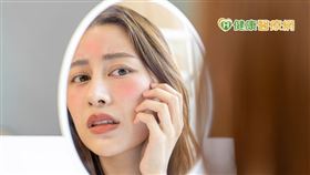 許多人面臨換季期間肌膚困擾，認為自己肌膚過敏，上網一查找卻被許多名詞轟炸，過敏、敏感、敏弱肌到底是什麼？