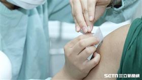 8/23高端疫苗開打首日，許多民眾排隊打高端。（圖／記者邱榮吉攝影）