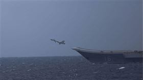 共軍遼寧號航空母艦群在西太平洋海域實戰化訓練，日本防衛省3日拍到戰機多次起降。（圖／翻攝自日本防衛省網頁mod.go.jp）