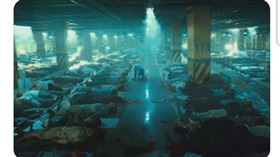 ▲網路社群、推特近日開始出現「台灣疫情已經失控，殯儀館連夜燒不停」的訊息，且附上滿地屍體的照片，四處瘋傳。調查局表示，該照片根本是韓國2013年的電影《流感》截圖。（圖／調查局提供）