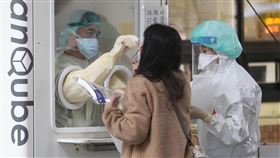 民眾前往社區篩檢站採檢（2）台北市政府2日舉行COVID-19疫情記者會指出，北市一天的PCR量能可以做到3萬多，但要保留給快篩陽性的民眾，而現在除了7家篩檢站加上三總，正在動員醫學中心等建立處理快篩陽的地點，都在趕工中。圖為民眾在聯合醫院忠孝院區社區篩檢站進行採檢。中央社記者張新偉攝　111年5月2日