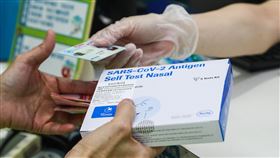 民眾上藥局購買實名制快篩試劑（3）因應COVID-19疫情，家用快篩試劑實名制上路，民眾可依身分證或居留證號尾碼分流購買，新北市板橋區一間藥局29日開門半小時左右，78份快篩試劑就賣光。中央社記者王騰毅攝  111年4月29日