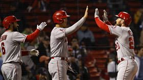 ▲10局上天使一口氣灌進6分大局，最終以10：5贏球。（圖／美聯社／達志影像）