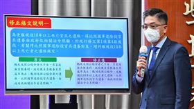 國防部資源規劃司人力資源處少將處長董紹明在行政院會會後記者會說明《兵役法》第44條修正草案。(圖/行政院提供)