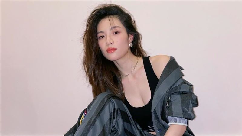 校花女神出道　為何成龍洪金寶接著捧