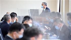 邱國正：教召不會暫停  根據指揮中心規範辦理國內COVID-19疫情嚴峻，外界關注國防部是否停止教育召集。國防部長邱國正（後）5日在立法院外交及國防委員會表示，防疫視同作戰，作戰會有傷損，國防部不會暫停教召，但會根據中央流行疫情指揮中心規範辦理。中央社記者王飛華攝  111年5月5日