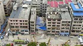 中國湖南長沙市一棟違規加蓋8層樓房在4月29日突然倒塌，目前累計10人獲救、5人罹難。（圖／翻攝自中新社）