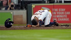 ▲「阿土伯」奧圖維（Jose Altuve）自打球擊中重要部位。（圖／美聯社／達志影像）