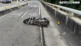 北市徐婦騎車行經大度路時自撞分隔島慘亡。（圖／翻攝畫面）