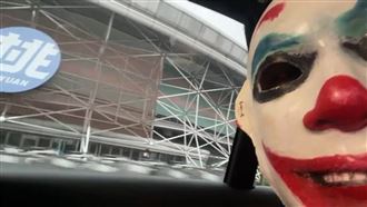 勾惡單刀赴約縮了　躲車上直播網傻眼