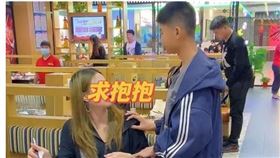 江蘇,擁抱,媽媽,溫暖,陌生人（圖／翻攝自微博）
