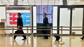 鼻咽拭子採檢恐傷身  機組員盼放寬深喉唾液方式長榮航空關係企業工會近日接獲多起機組員通報，因居檢期滿規定只能以「鼻咽拭子」採檢引發不適，甚至造成出血現象，恐影響飛航安全，因此機組員盼放寬以「深喉唾液」採檢。中央社記者吳睿騏桃園機場攝  110年11月10日