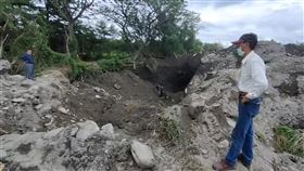 男台東知本挖黃金  期限到無所獲申請再開挖嘉義安姓男子申請在台東知本海邊挖黃金，申請開挖期限到5日下午5時止，截至最後一刻仍然沒看到黃金出現，因挖到地底12公尺深時發現有人為痕跡，信心大增，目前雖暫時停工，但已向國有財產署申請再度開挖。中央社記者盧太城台東攝  111年5月5日