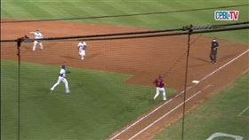 ▲悍將洋投優瑪沒即時補位，一壘守備大鬧空城。（圖／擷取自CPBL TV）