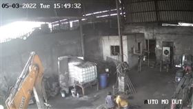 印度一間汽車修理廠，3日發生輪胎爆炸案。（圖／翻攝自@knowledgeflow1推特）