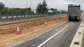 台61線砂石車掉土方　轎車輾過爆胎