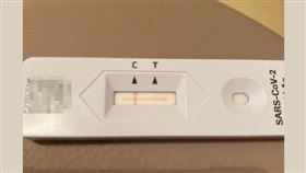 ▲網友分享自己的快篩試劑呈現「十字」紅線。（圖／翻攝自爆廢公社臉書）