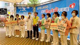 彰化市長林世賢，確診康復解隔出關，送花給醫護(圖／翻攝自林世賢臉書)