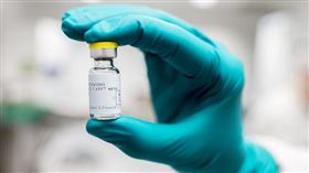 美國食品暨藥物管理局5日宣布，由於嬌生COVID-19單劑型疫苗誘發罕見血栓率偏高，決定限縮施打族群。（圖／翻攝自嬌生網頁jnj.com）
