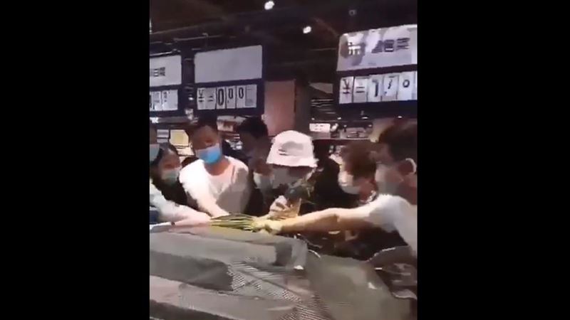 中國超市最後1把蔬菜　8人同時抓住