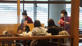 醫建議熱區禁內用  陳時中：目前不考慮（3）國內COVID-19（2019冠狀病毒疾病）疫情持續延燒，精神科醫師潘建志呼籲政府應針對疫情熱區餐廳禁內用等。中央流行疫情指揮中心指揮官陳時中2日表示，目前不考慮這樣做。圖為台北市天母地區一家餐廳內消費者用餐情形。中央社記者徐肇昌攝  111年5月2日