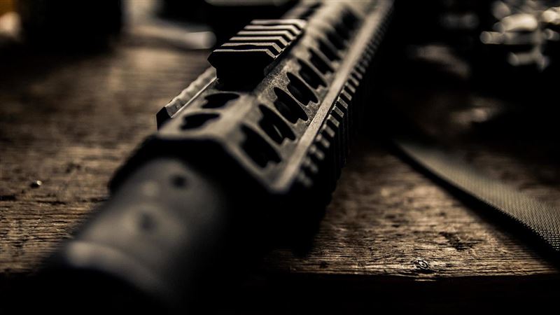 爸讓兒子叼菸　下秒「持槍射爆」嚇壞