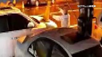 獨／不滿停車擋路　翁怒拿交通錐反制