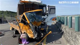 國三苗栗南下138K死亡車禍，大貨車撞工程車1死4傷。（圖／翻攝畫面）