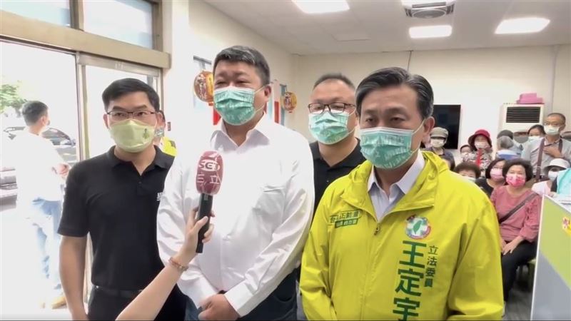 何博文峰迴路轉續任黨部主委