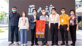 文總「匠人魂」紀錄草編工藝師李龍 賴副總統親頒錦旗（圖／文化總會提供）