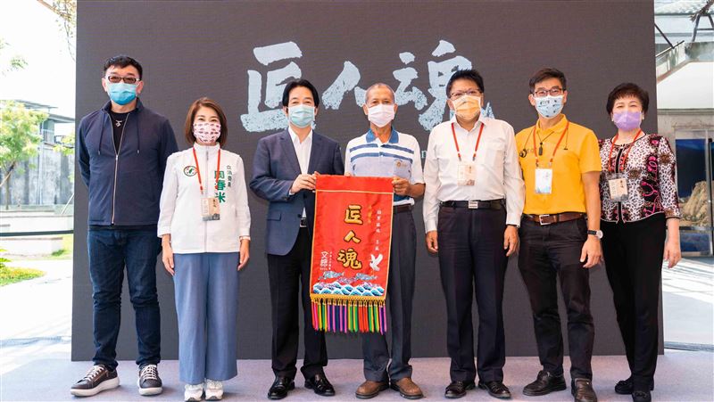文總匠人魂工藝師李龍　賴清德頒錦旗